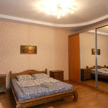 1-Room Apartment 50M2 On Metalurhiv Avenue 17, By Grandhome Zaporizhia Εξωτερικό φωτογραφία